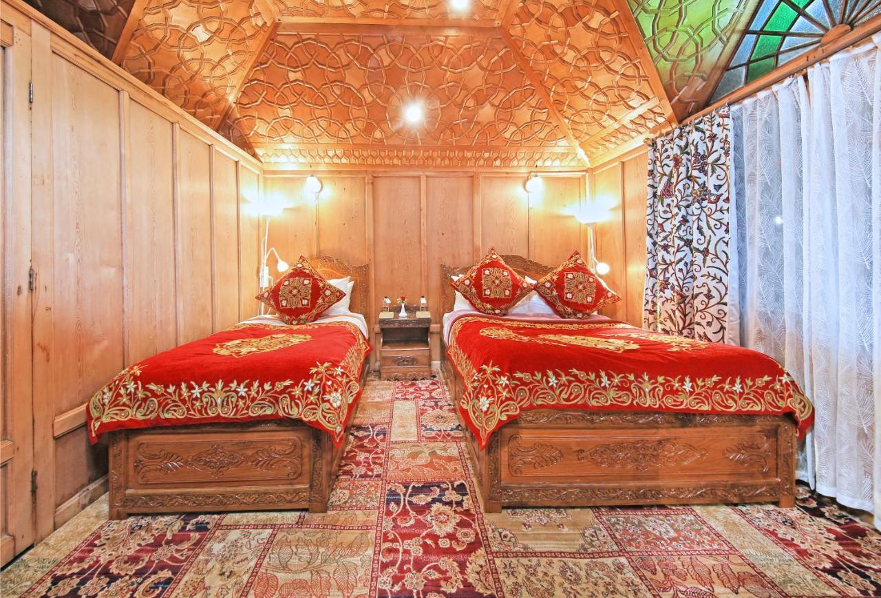 Kolu Group Of Houseboats Hotel Srīnagar Buitenkant foto
